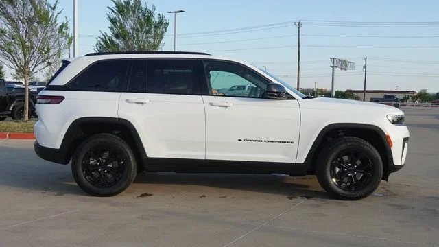 New 2026 Bright White Clear-Coat Exterior Paint Jeep Altitude image 10