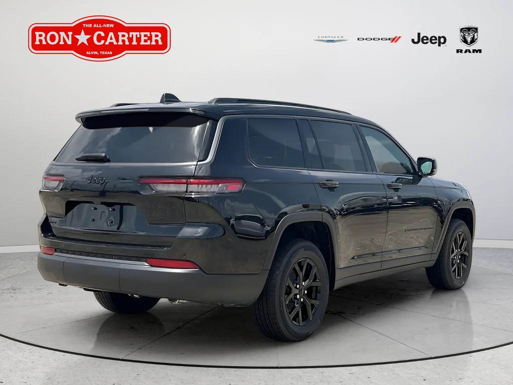 New 2026 Diamond Black Crystal Pearlcoat Jeep Altitude image 5