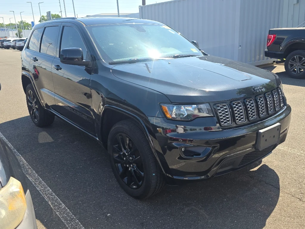 Used 2021 Diamond Black Crystal Pearl Coat Jeep Laredo X image 2