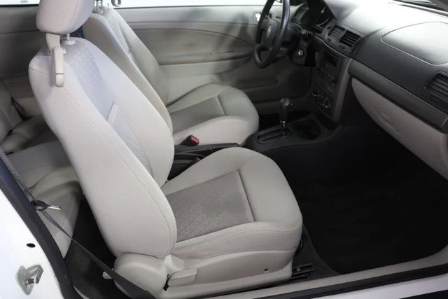 Used 2005 White Chevrolet Base image 17