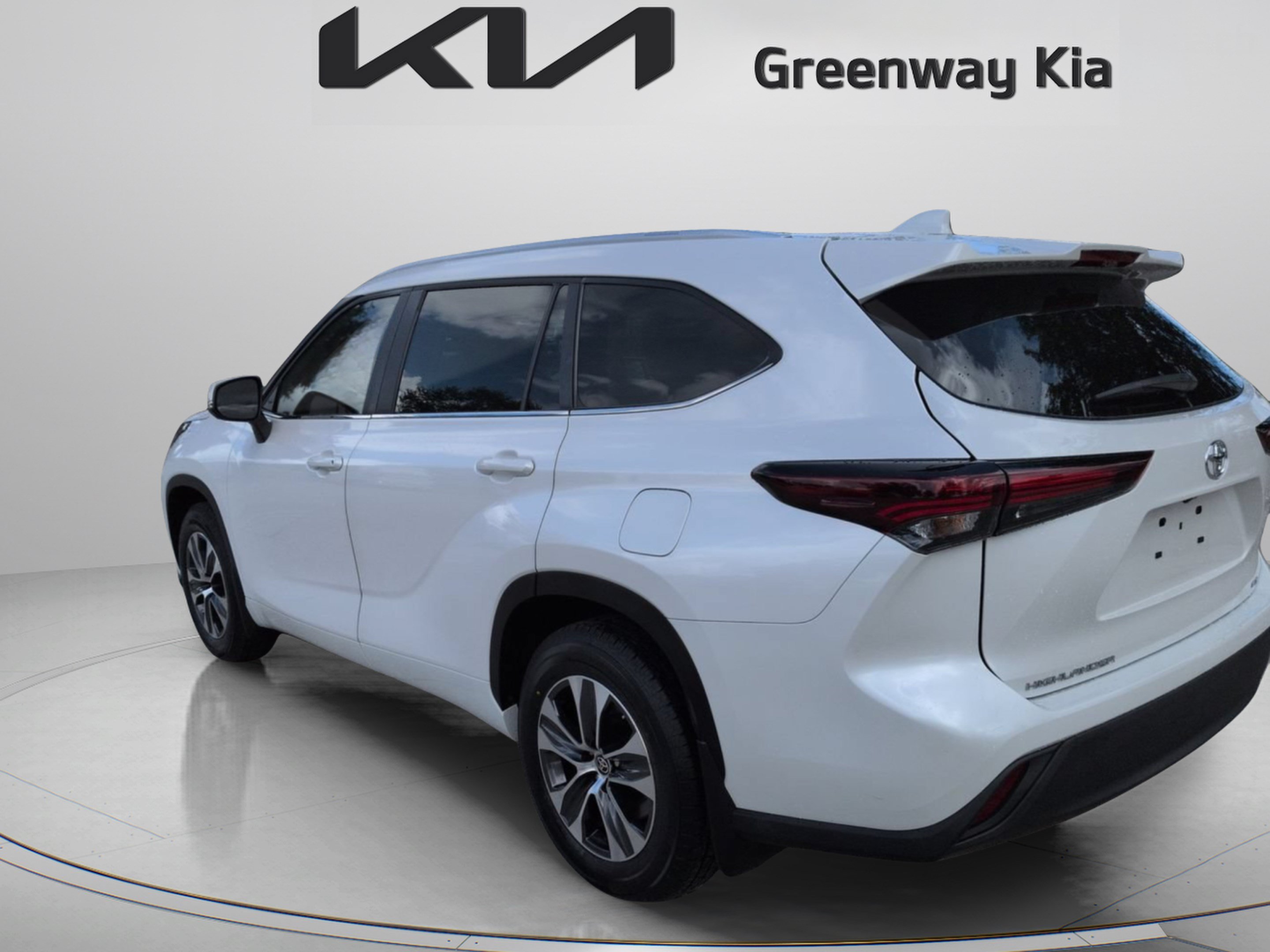 Used 2024 Pearl Toyota XLE image 8