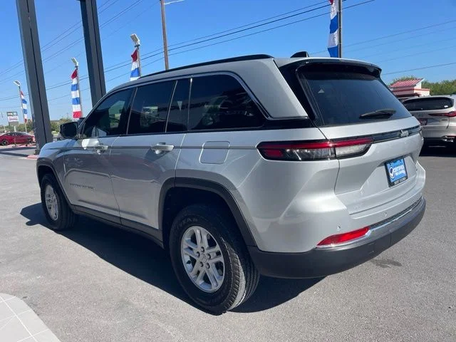 Used 2025 Silver Jeep Laredo image 5