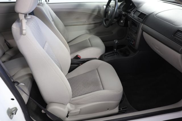 Used 2005 White Chevrolet Base image 17