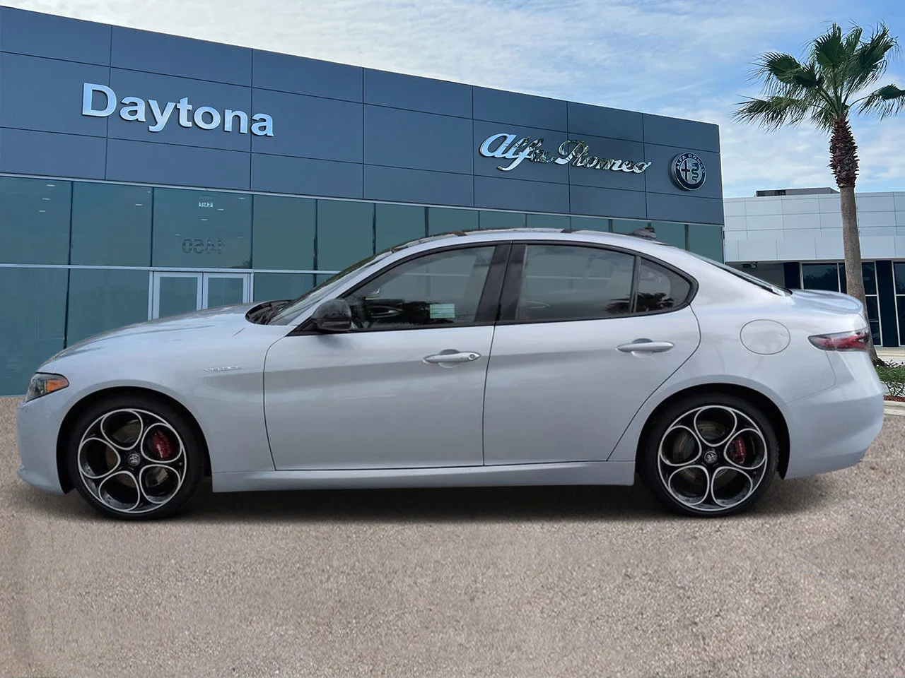 New 2026 Moonlight Gray Metallic Exterior Paint Alfa Romeo  image 6