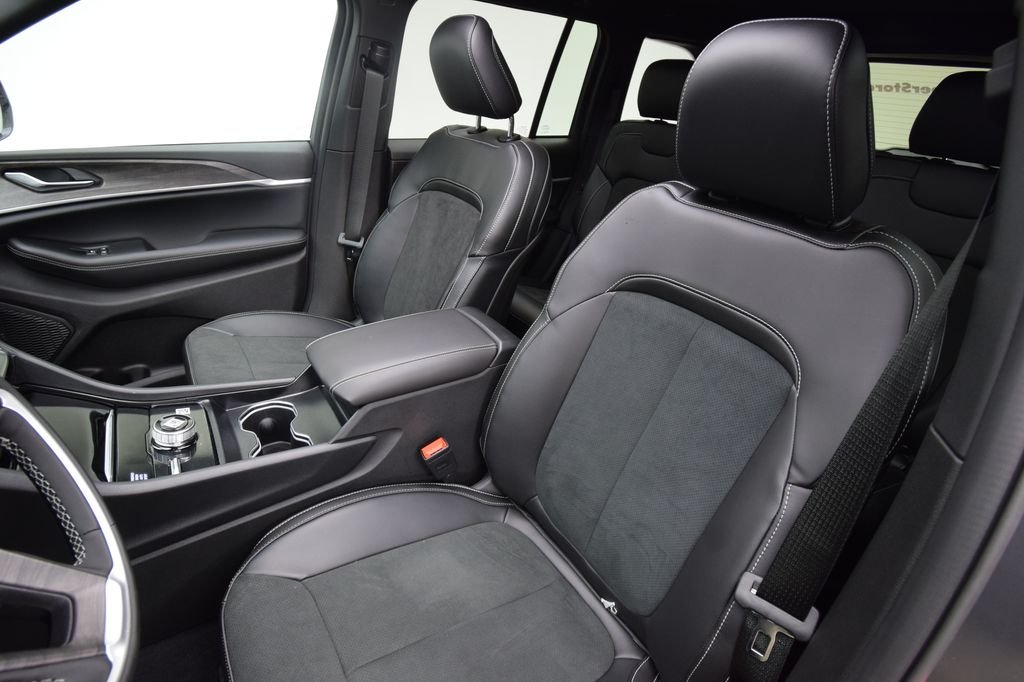 New 2026 Silver Zynith Exterior Paint Jeep Altitude image 31