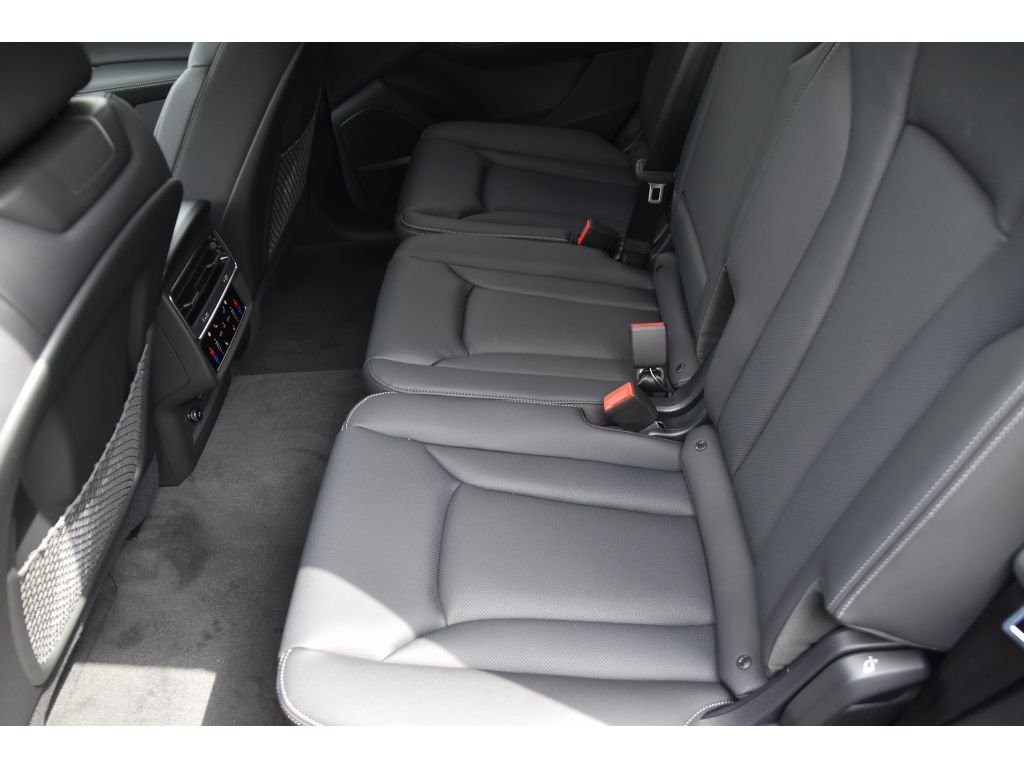 Used 2025 Gry Audi Premium Plus image 15