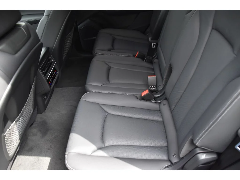 Used 2025 Gry Audi Premium Plus image 15