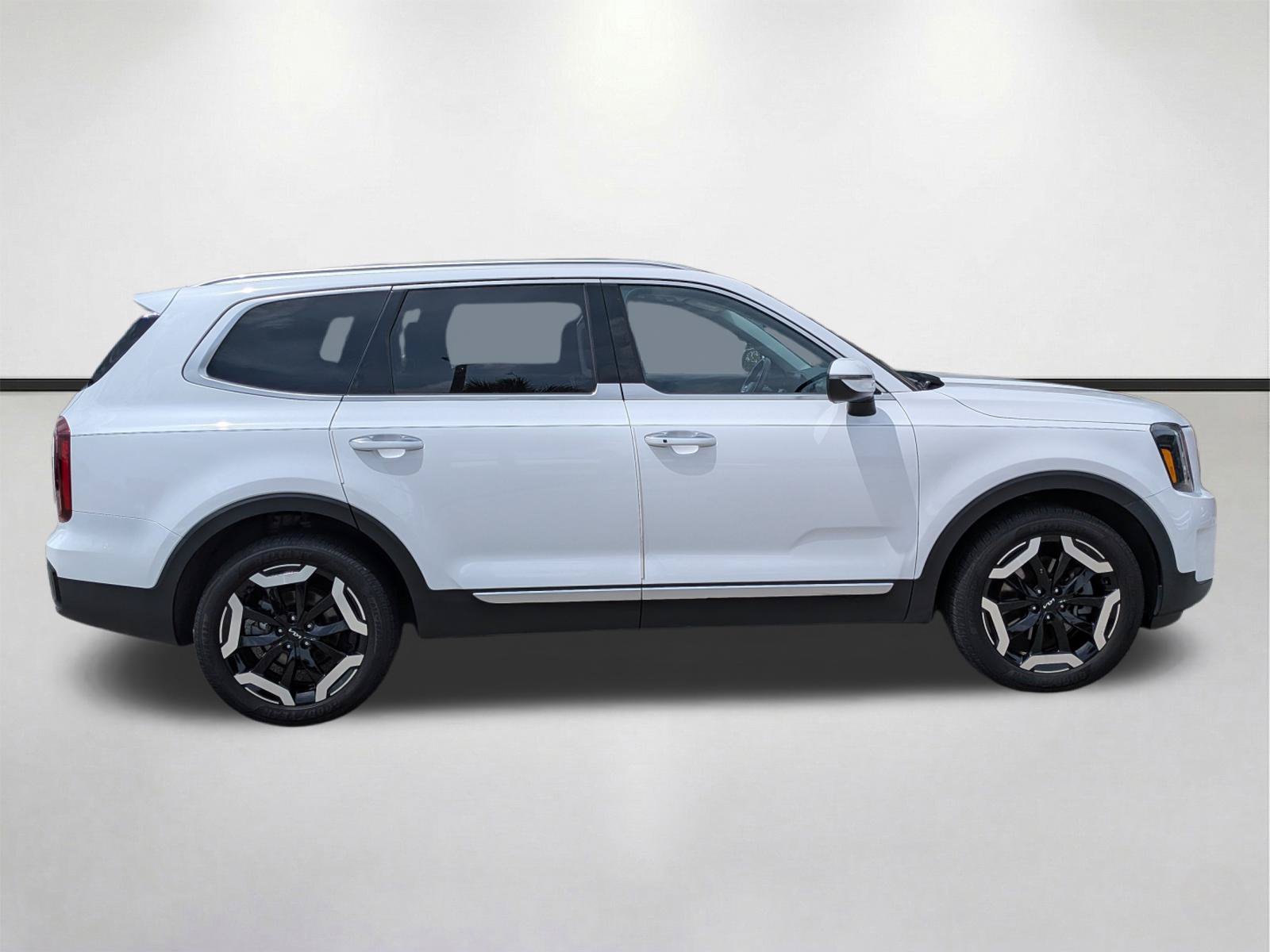 Used 2023 Glacial White Pearl Kia S image 3