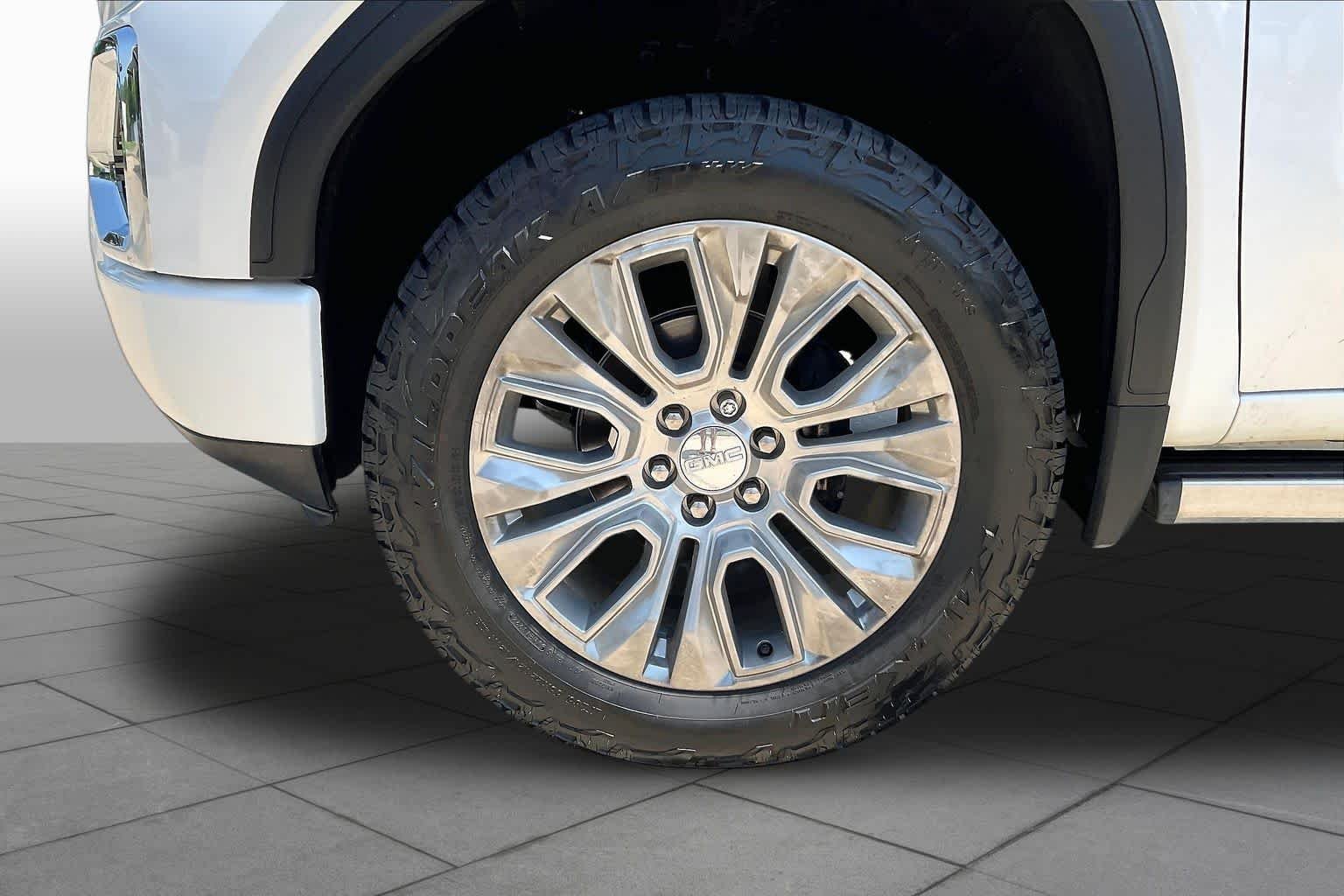 Used 2021 White Frost Tricoat GMC Denali image 11