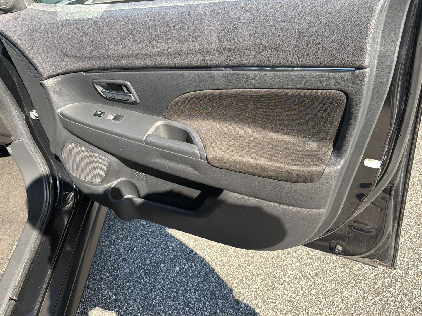 Used 2021 Labrador Black Metallic Mitsubishi ES image 14