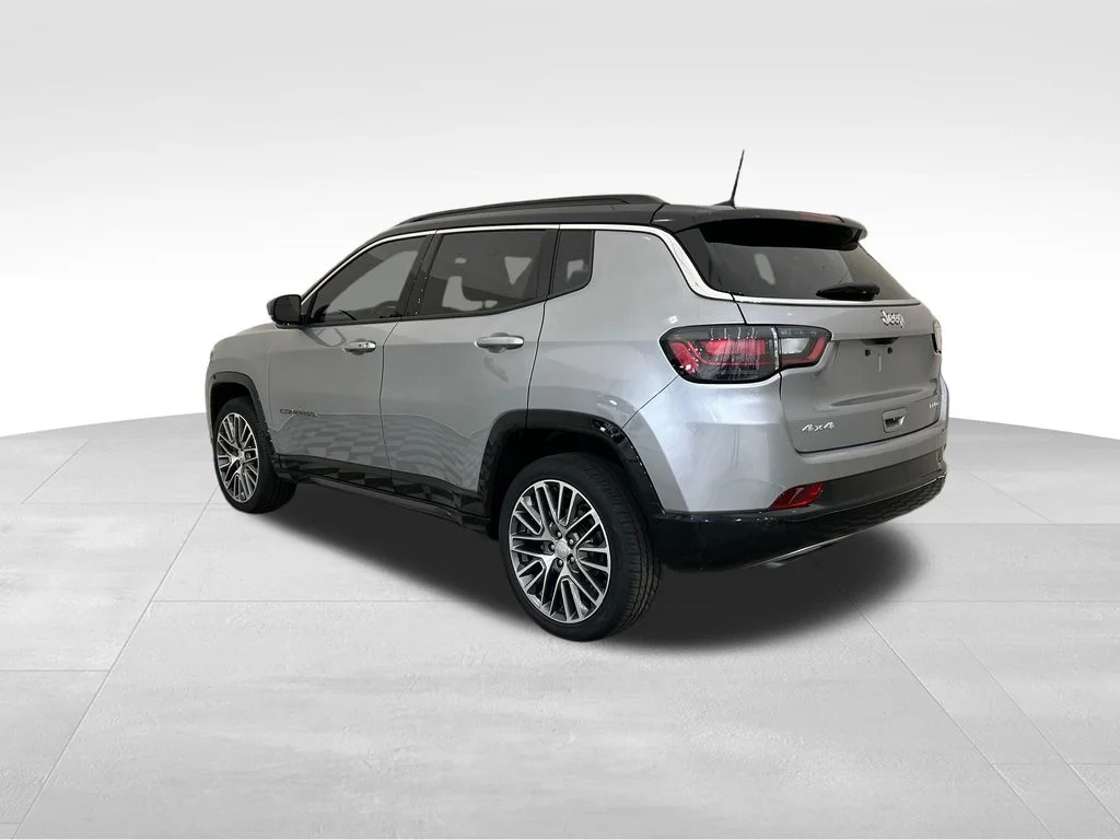 Used 2023 Silver Jeep Limited image 3