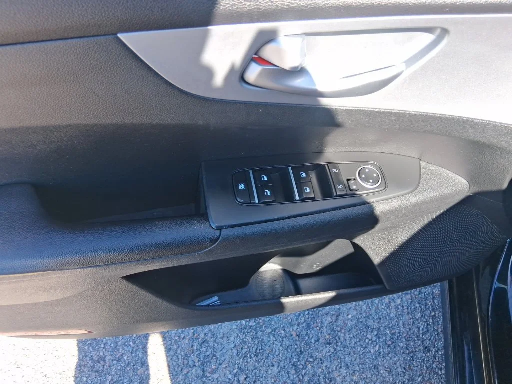 Used 2023 Black Kia LXS image 9