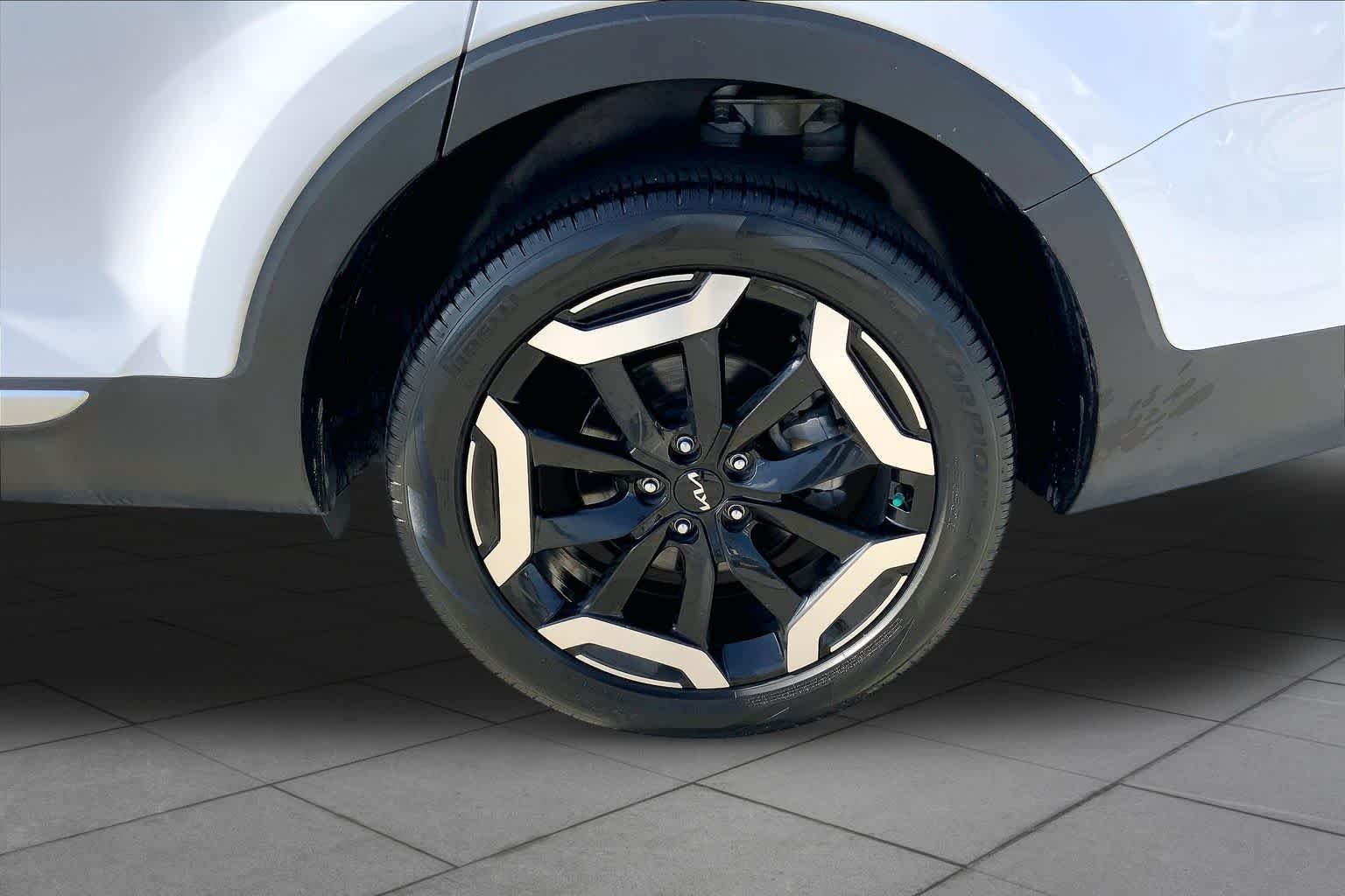Used 2024 Glacial White Pearl Kia EX image 10