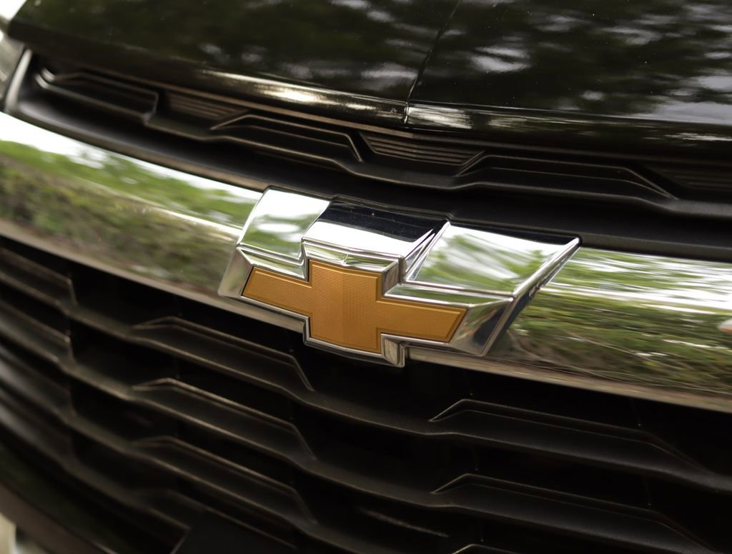 Used 2025 Mosaic Black Metallic Chevrolet LT image 29