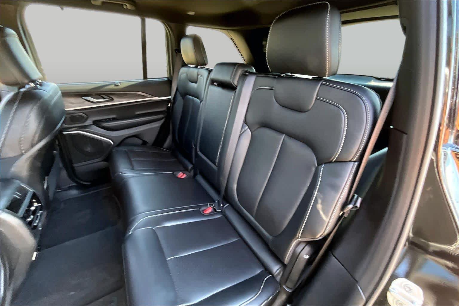 Used 2025 Diamond Black Crystal Pearlcoat Jeep Limited image 21