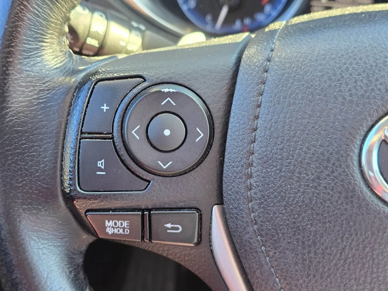 Used 2016 White Toyota L image 18