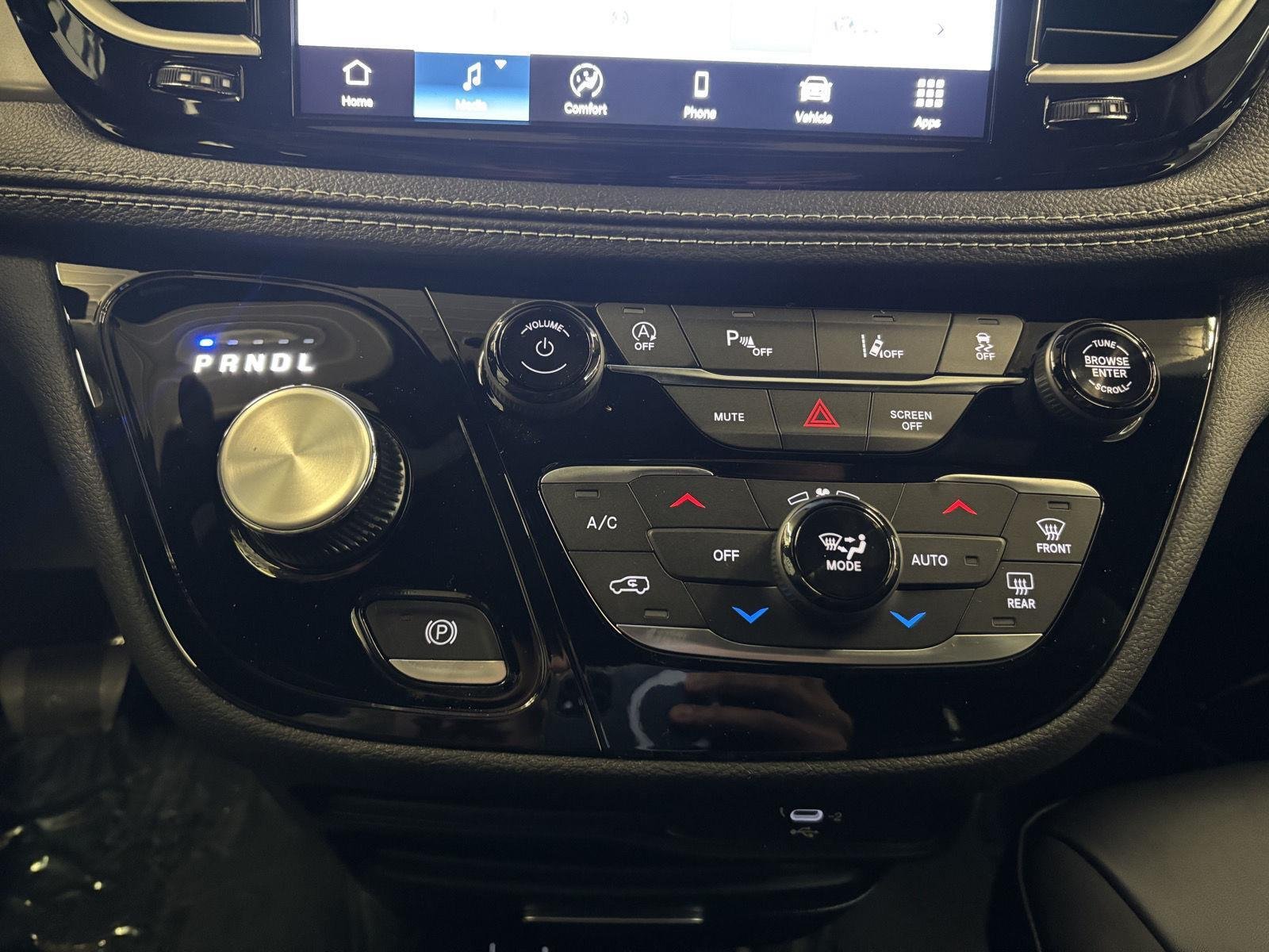 2026 Chrysler Pacifica Select - Photo 18