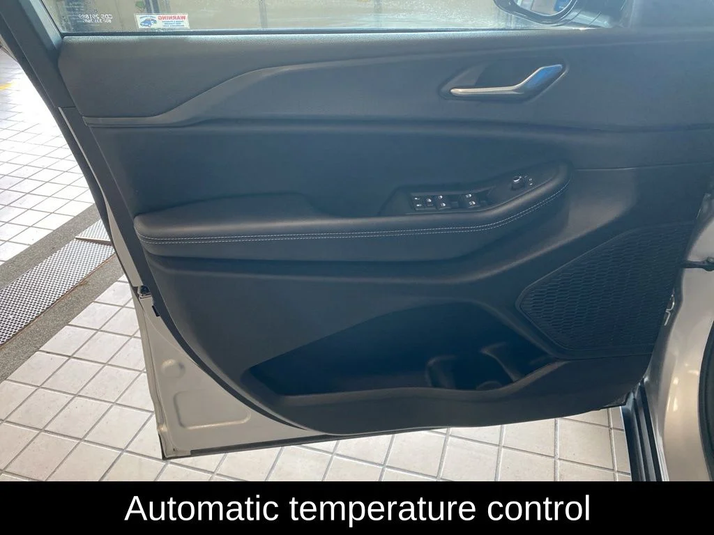 Used 2025 Silver Jeep Altitude image 9