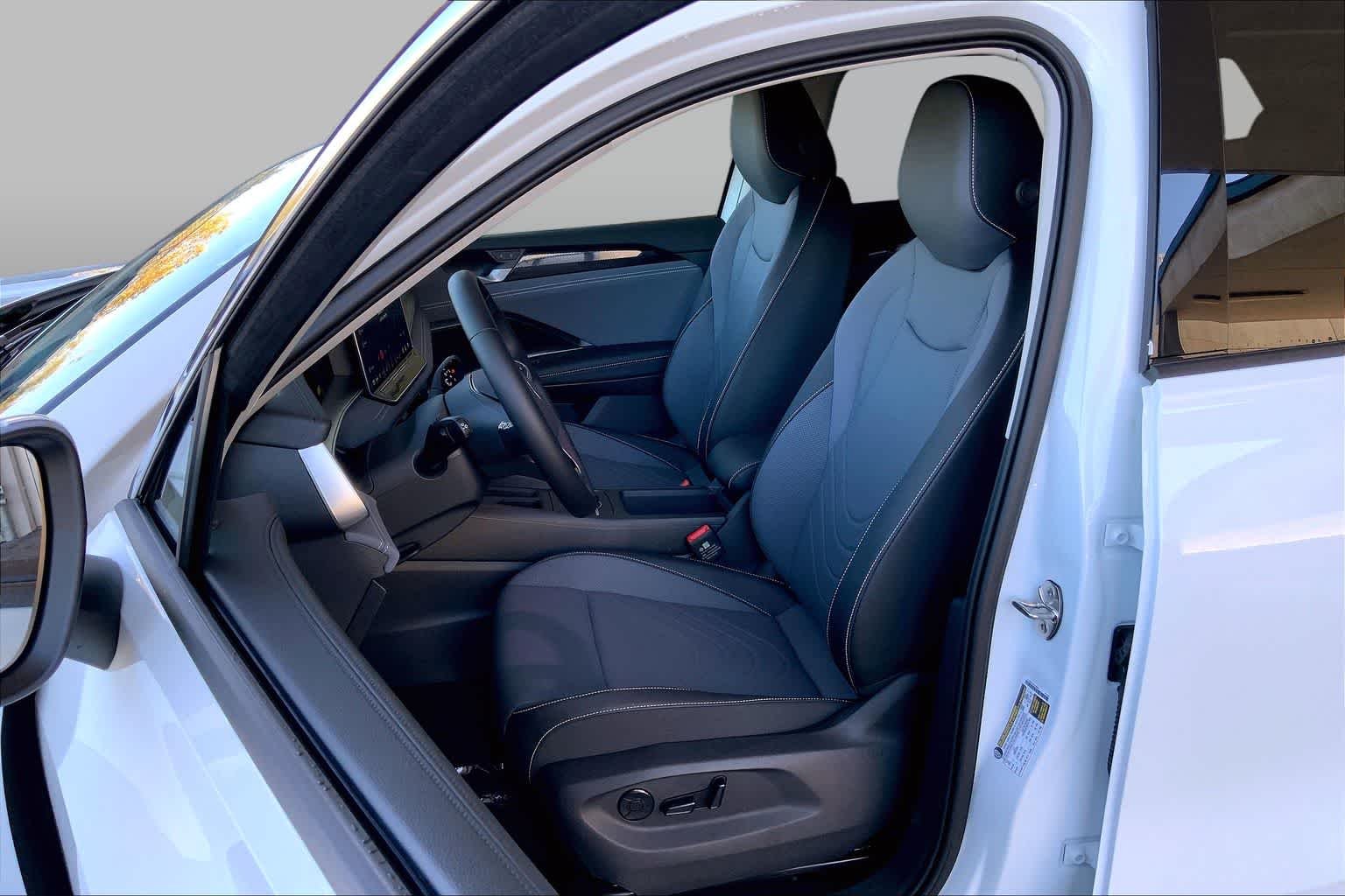 New 2026 Pure White Volkswagen SE image 9