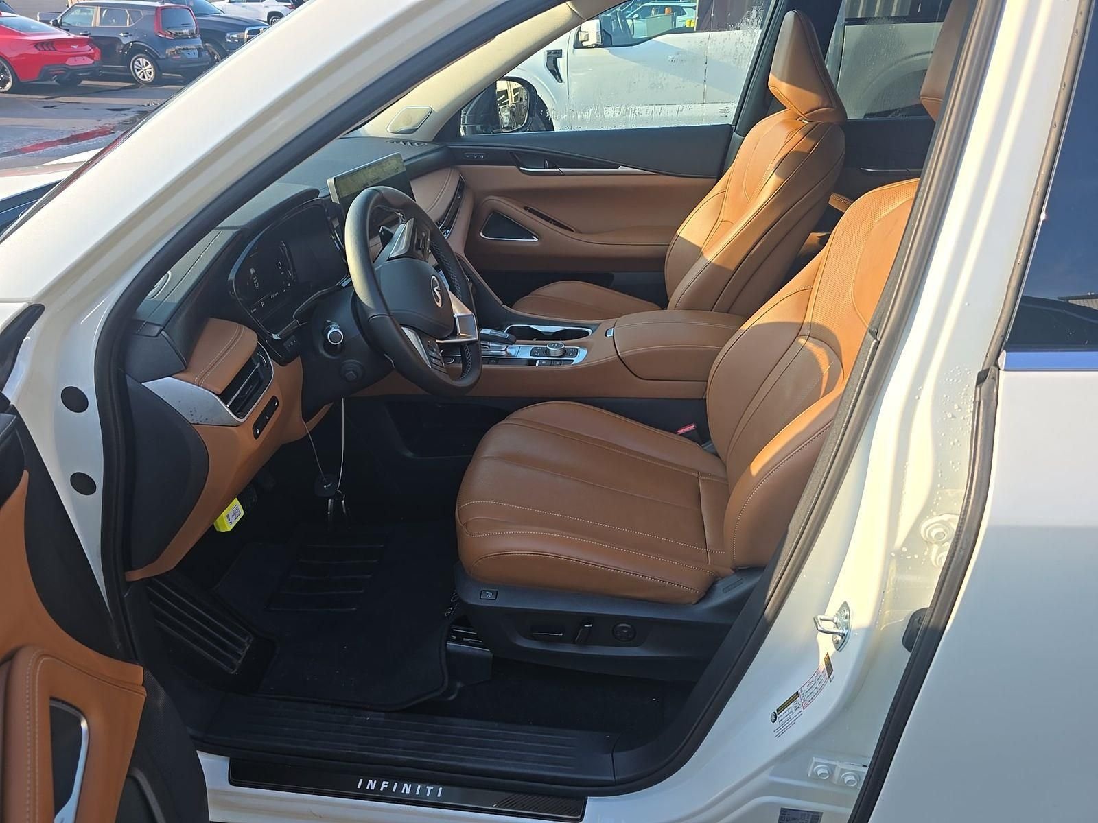 Used 2025 White INFINITI Sensory image 1