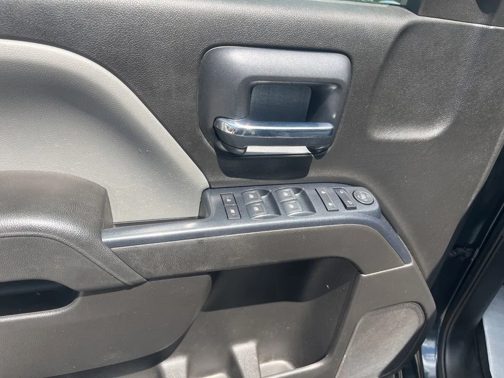 Used 2018 GRAPHITE METALLIC Chevrolet LS image 18