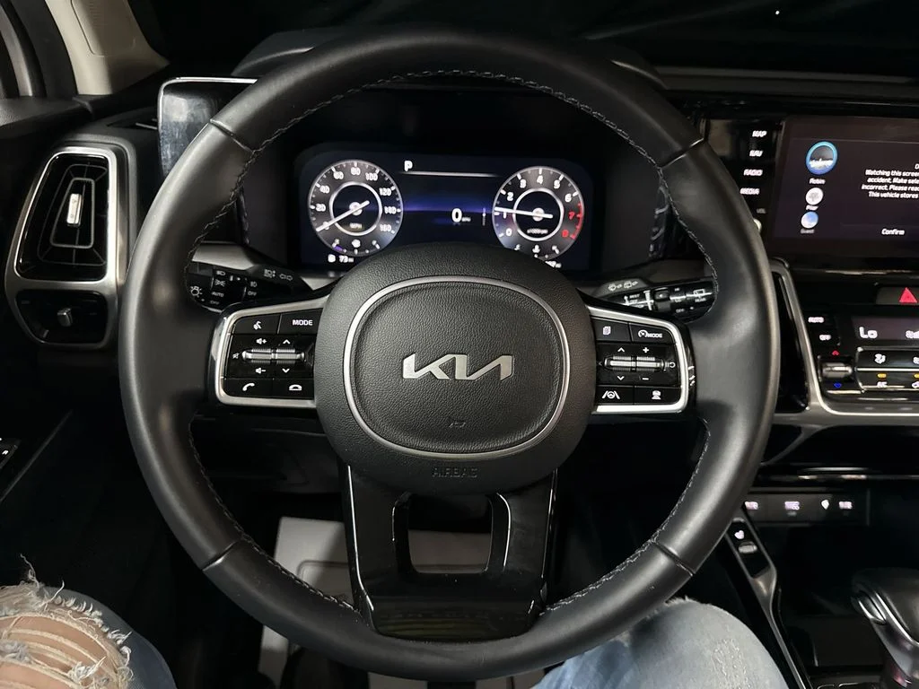 Used 2023 White Pearl Kia SX image 22