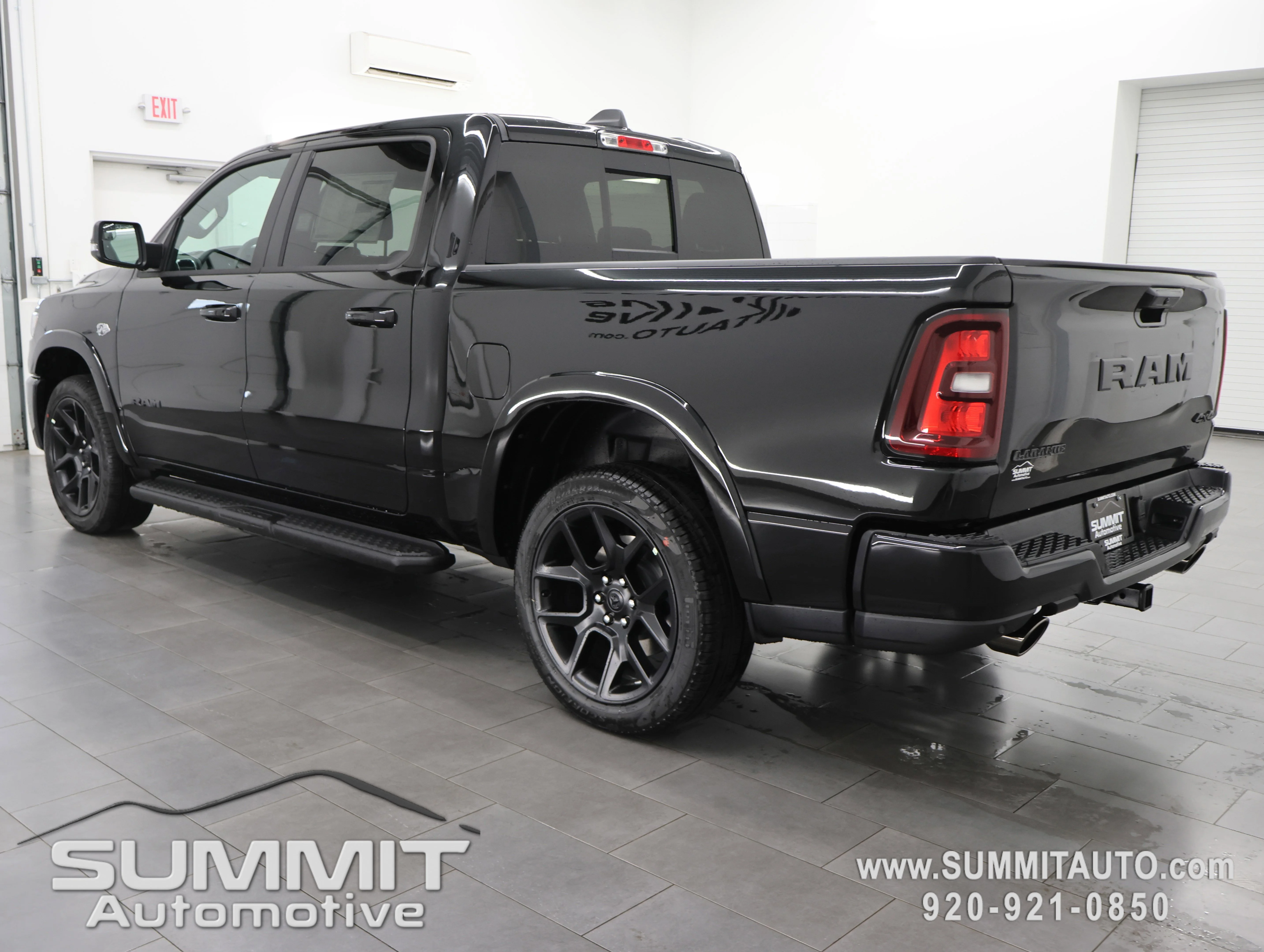 New 2026 Diamond Black Crystal Pearl-Coat Exterior Paint RAM Laramie image 7