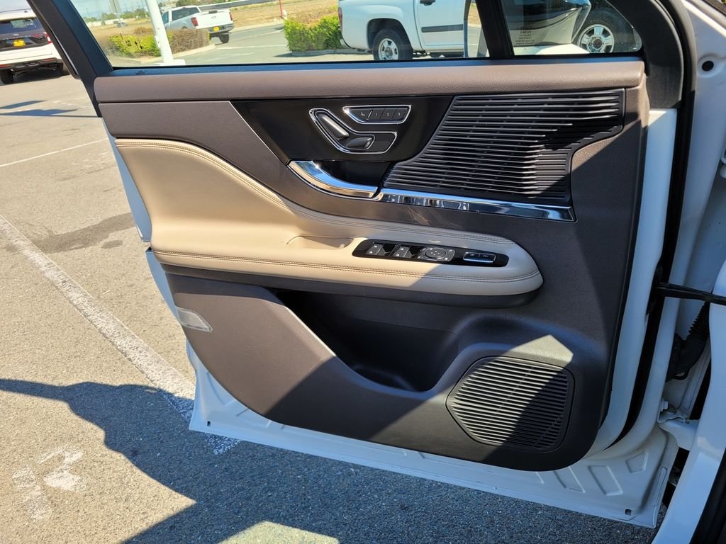 Used 2020 White Lincoln Standard image 27