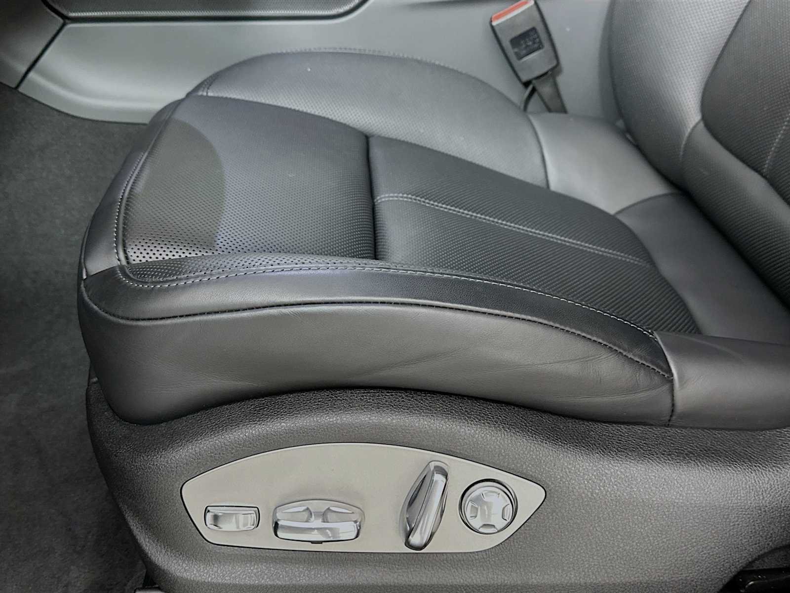 2025 Porsche Macan T - Photo 13