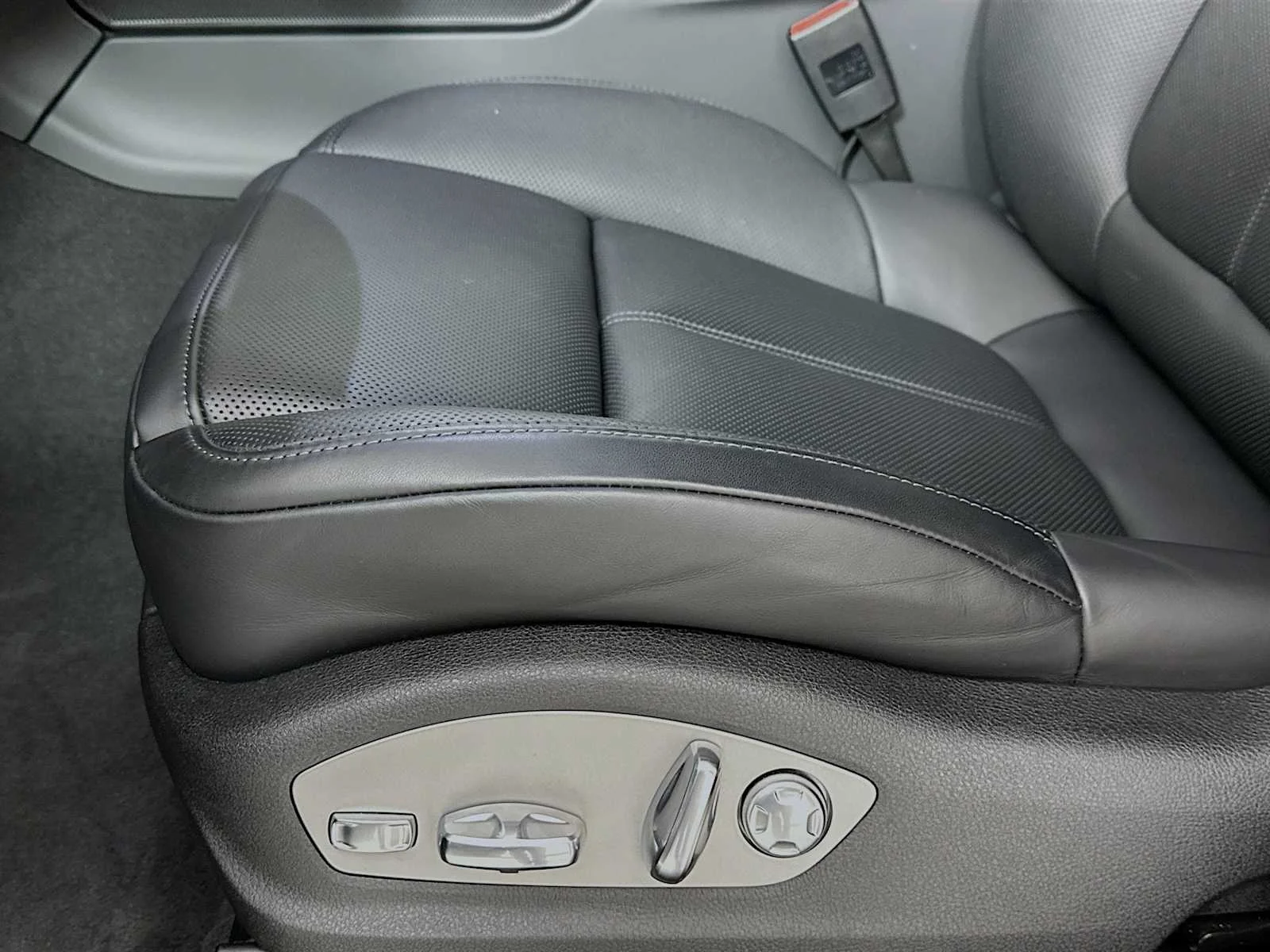 2025 Porsche Macan - Photo 13