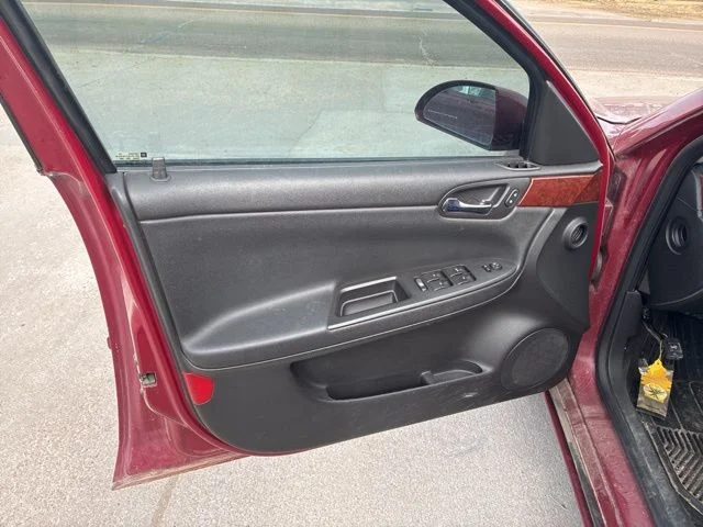Used 2006 Red Chevrolet LT image 8