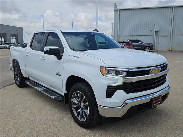 Used 2025 Summit White Chevrolet LT w/1LT 4x4 Crew Cab 5.75 ft. box 147.4 in. WB image 6