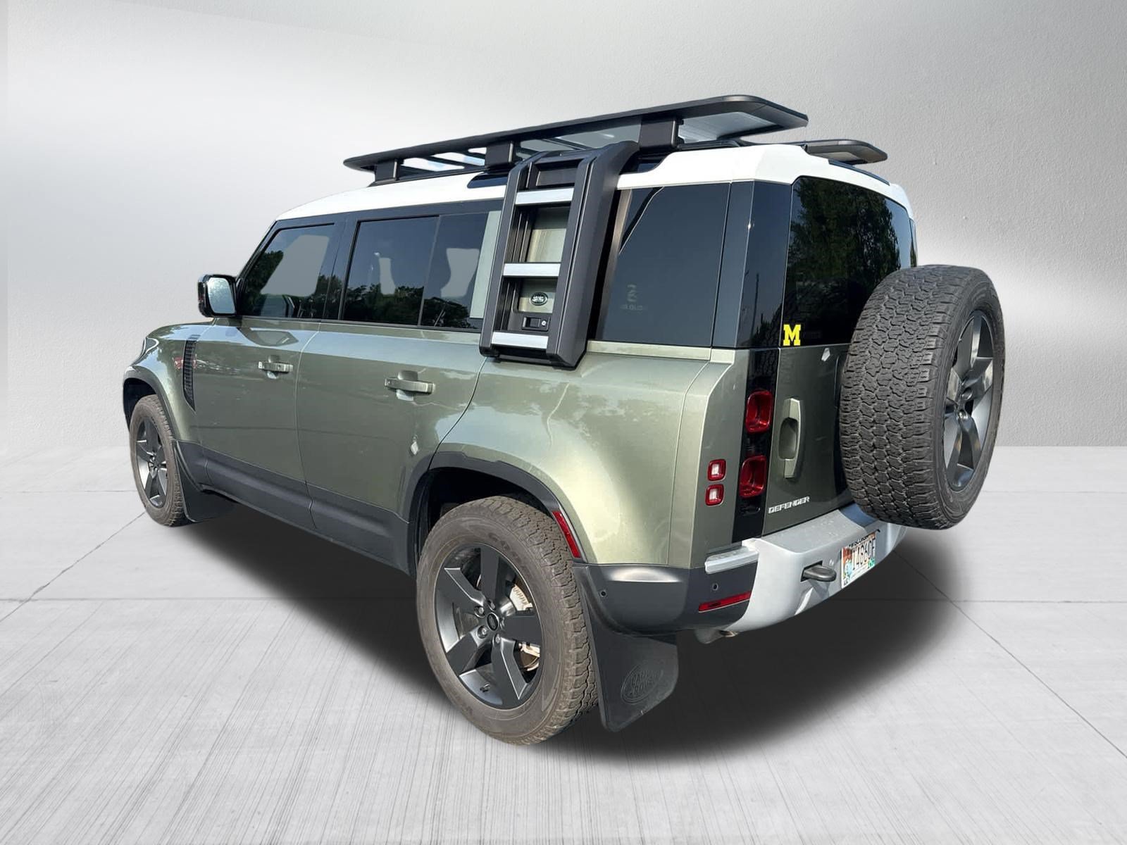 Used 2024 Pangea Green Metallic Land Rover S image 3