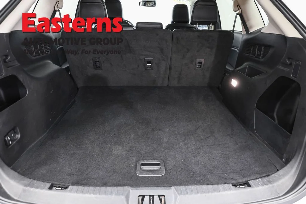 Used 2023 White Ford SEL image 9