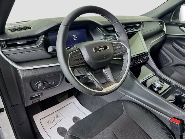 New 2026 Bright White Clear-Coat Exterior Paint Jeep Laredo X image 9