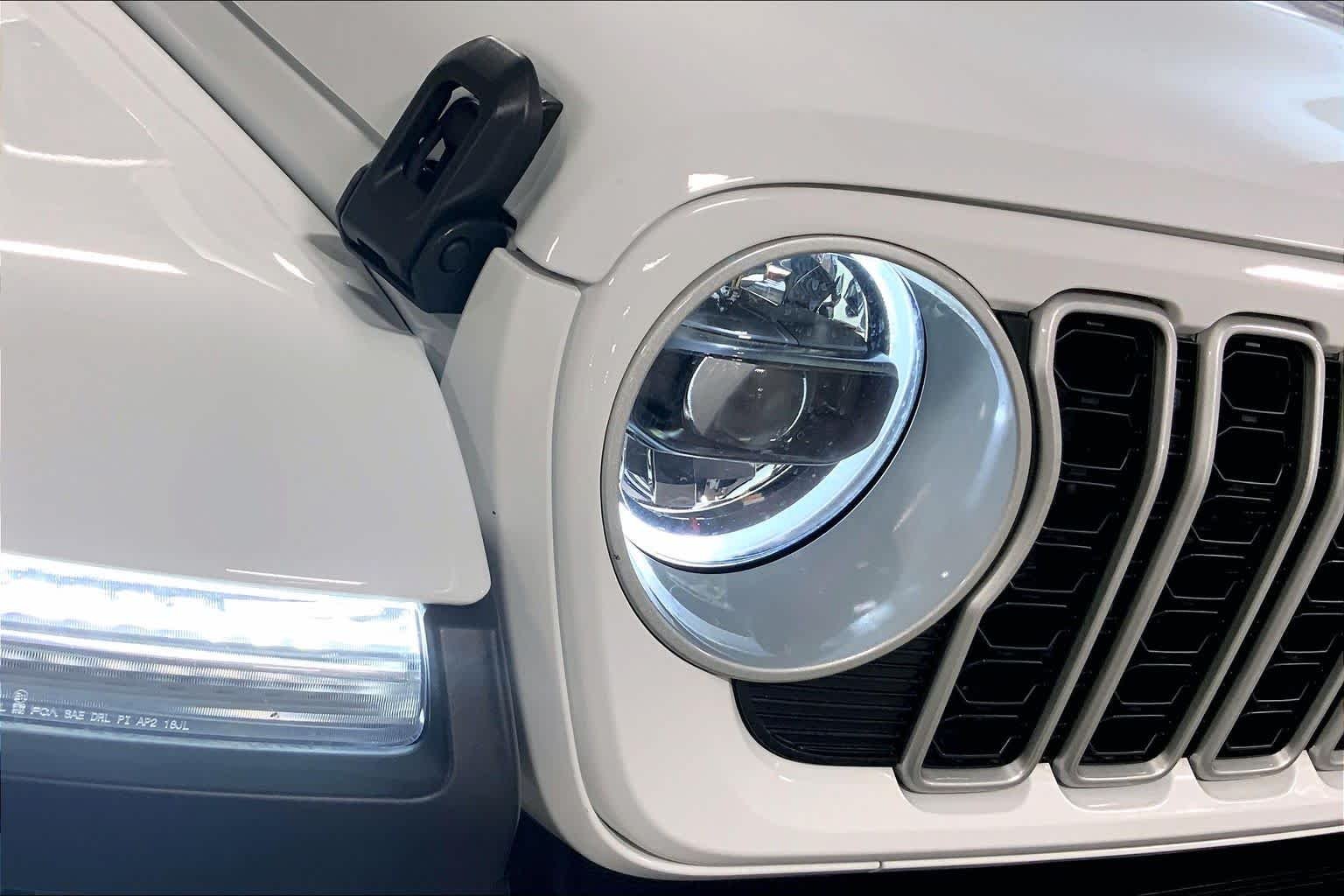 Used 2025 Bright White Clearcoat Jeep Sahara image 27