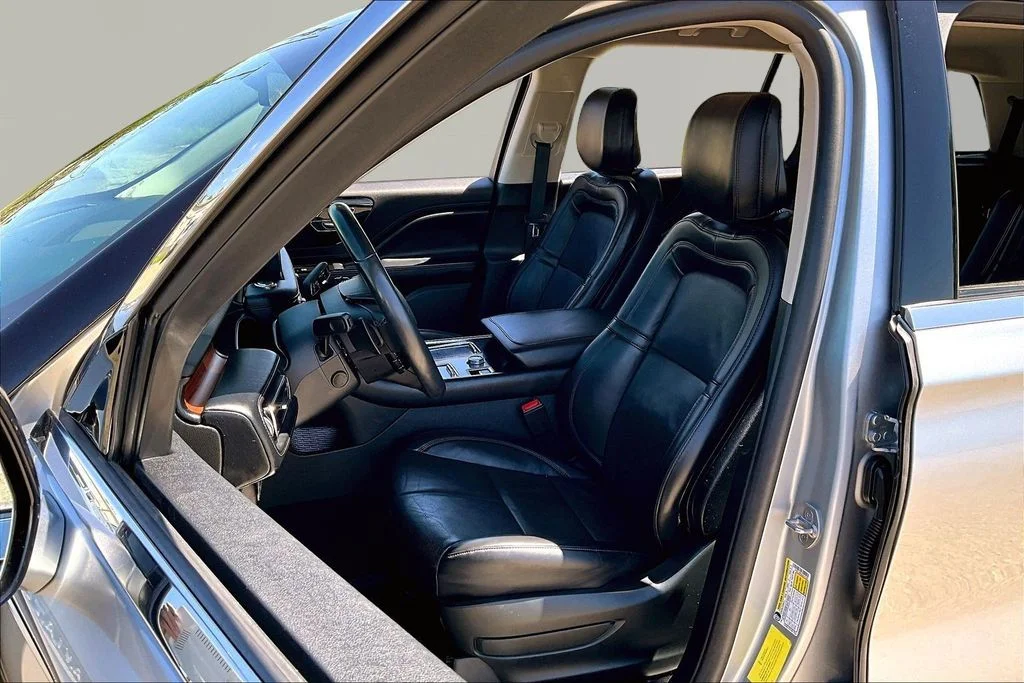 Used 2020 Radiance Metallic Lincoln Reserve image 25