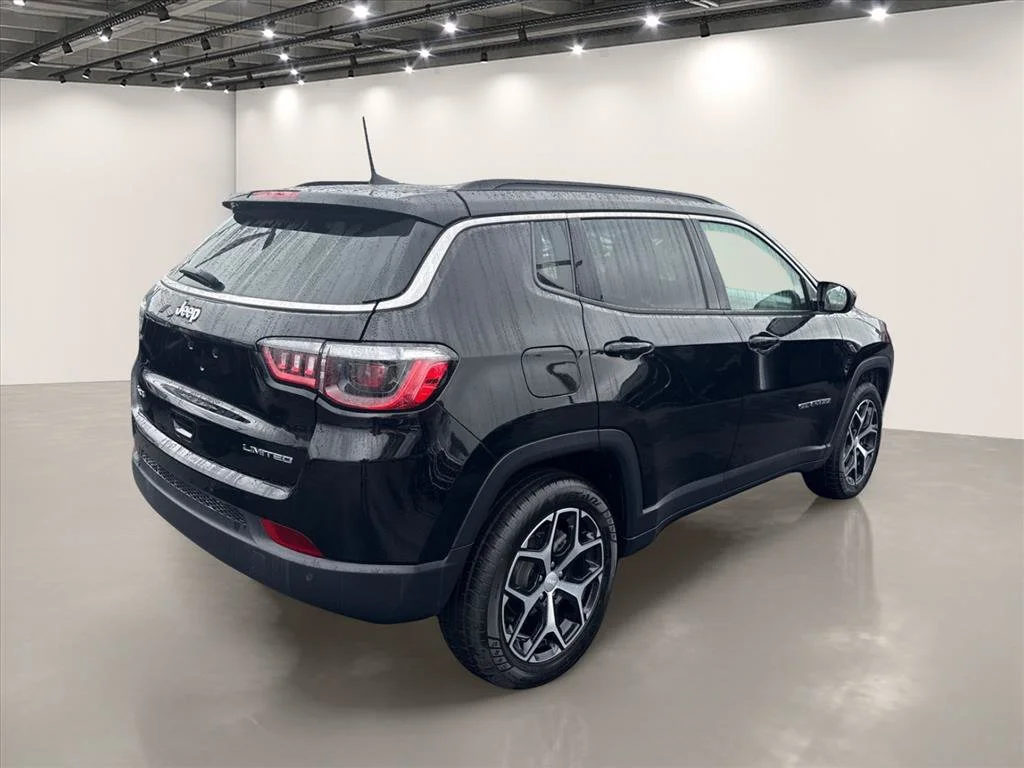 Used 2024 Diamond Black Crystal Pearlcoat Jeep Limited image 7