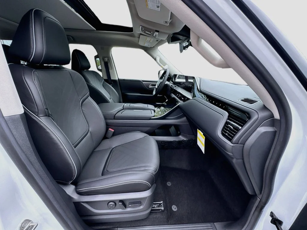 New 2027 RADIANT WHITE INFINITI Luxe 4WD image 31