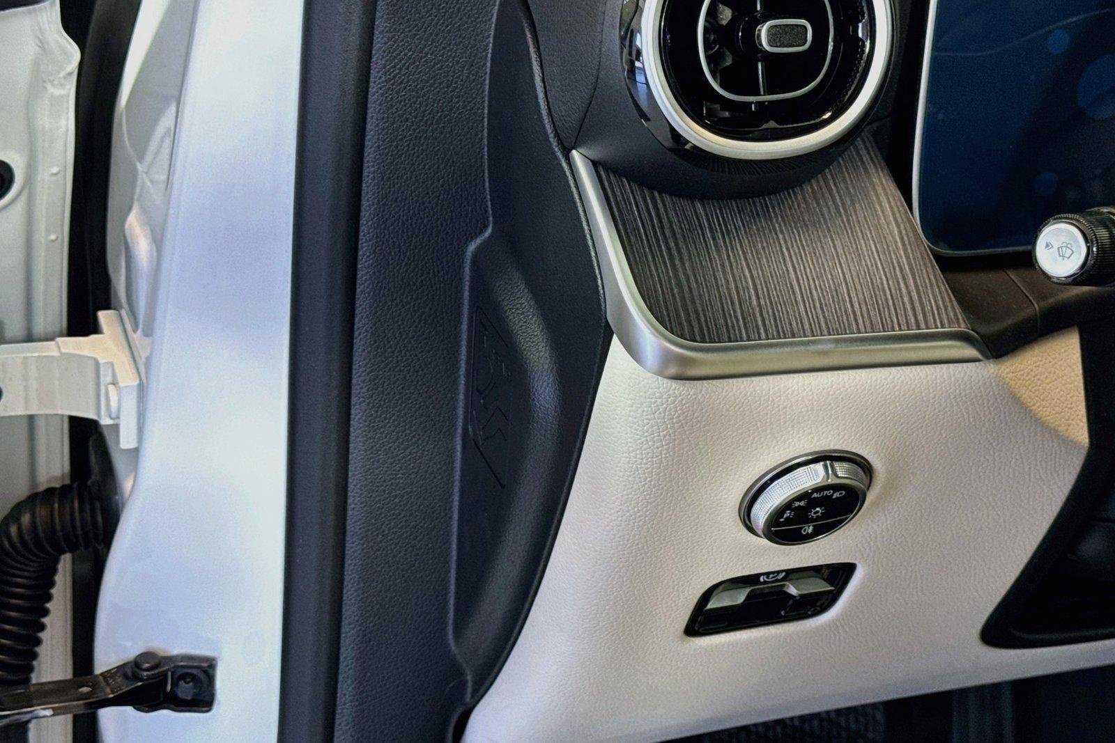 New 2026 Polar White Mercedes-Benz GLC 300 image 10