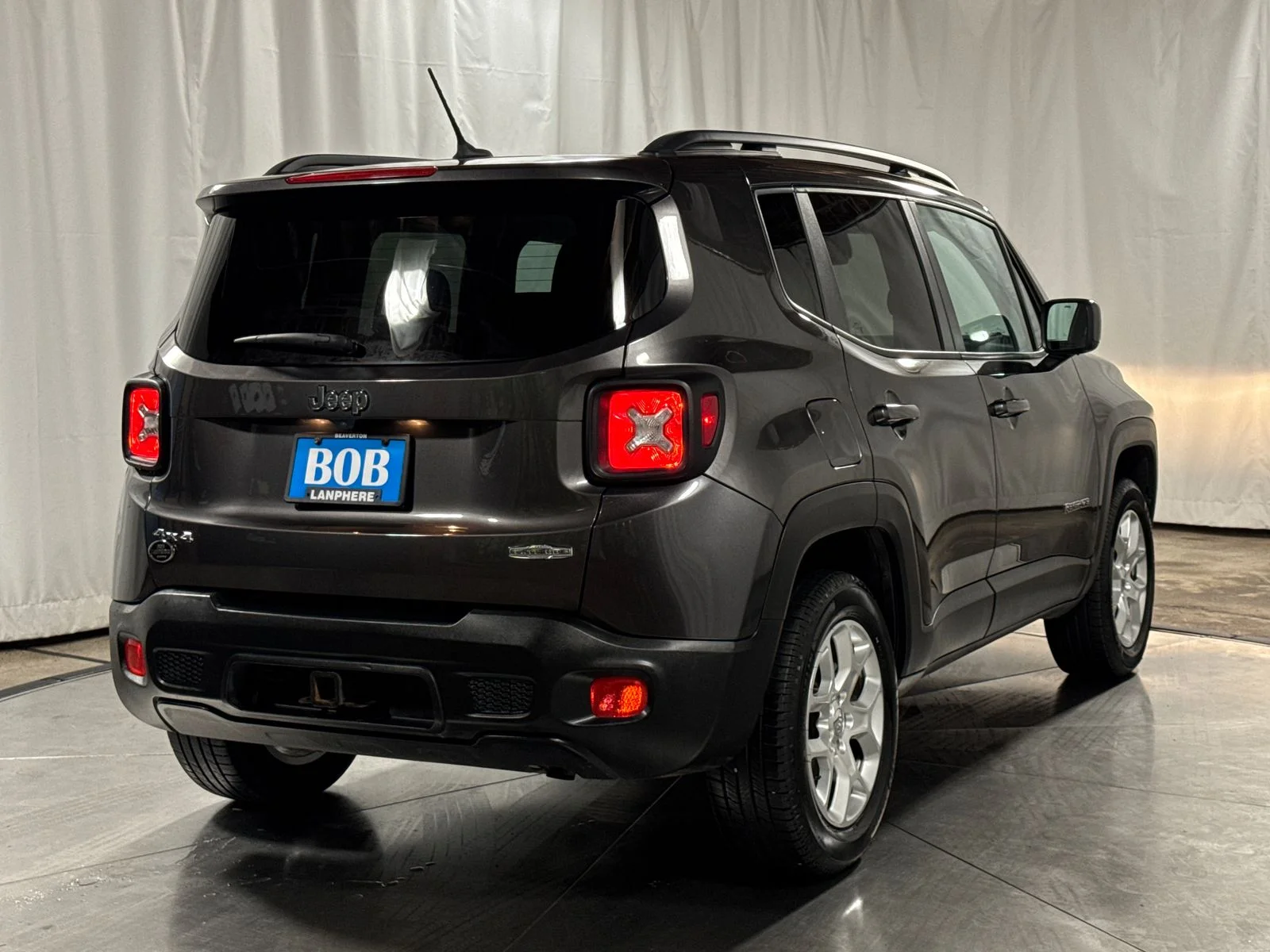 Used 2017 Granite Crystal Metallic Clearcoat Jeep Latitude image 10
