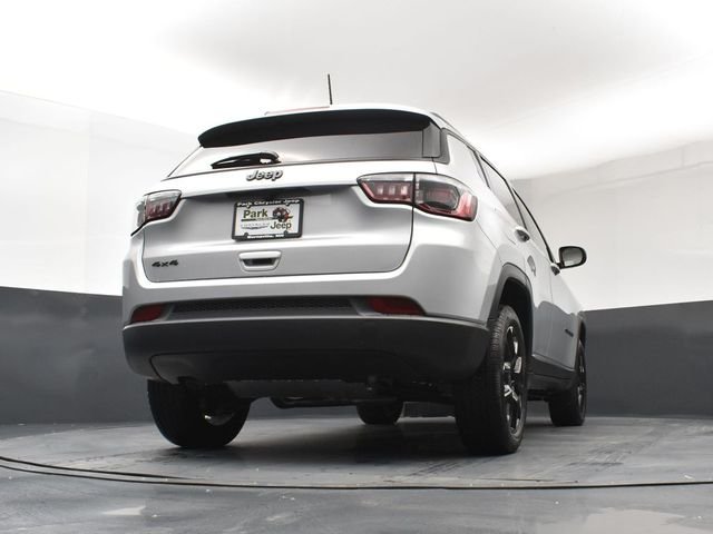 New 2026 Silver Zynith Metallic Clearcoat Jeep Latitude image 22