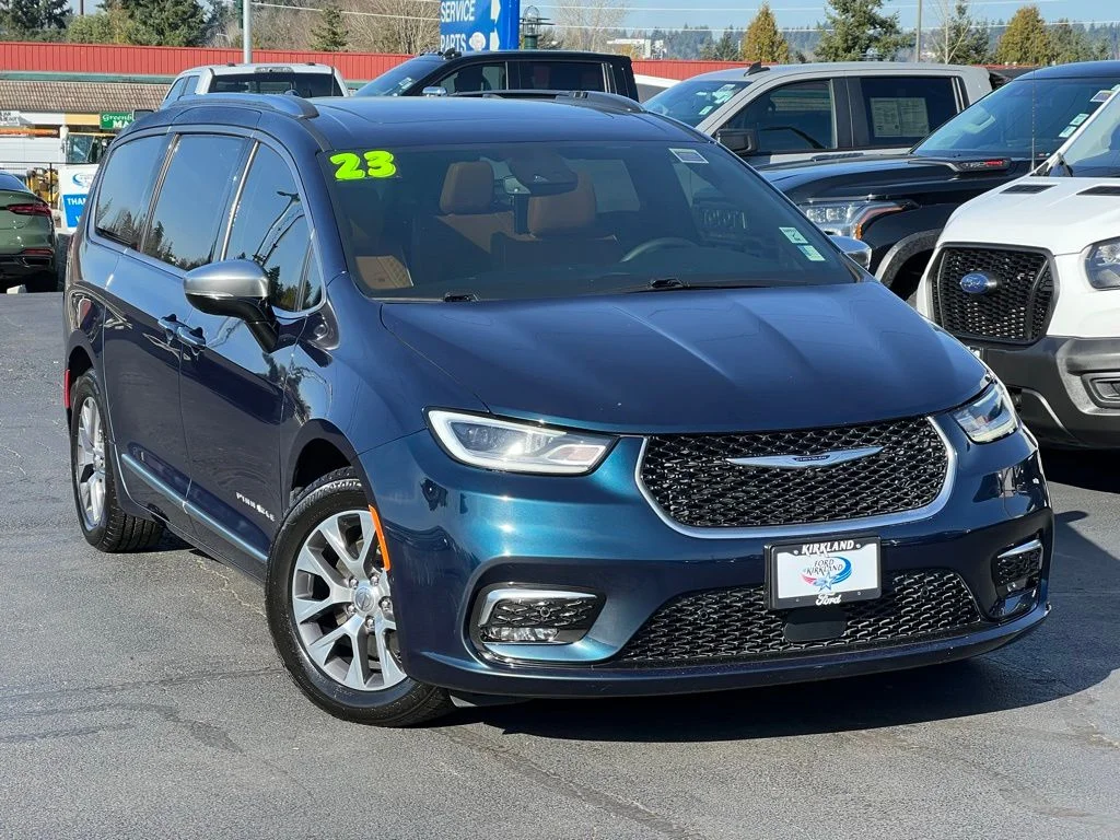 2023 Chrysler Pacifica Hybrid Pinnacle Hybrid's photo