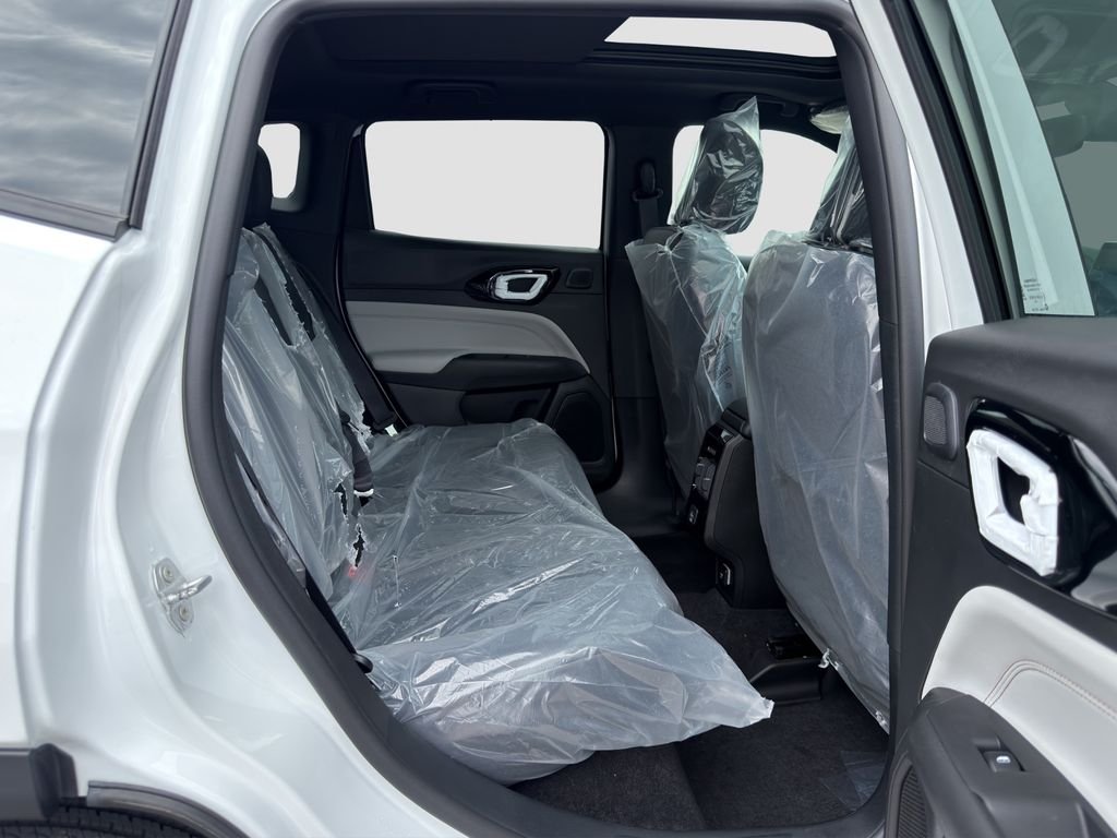 New 2026 Bright White Clear-Coat Exterior Paint Jeep Limited image 25