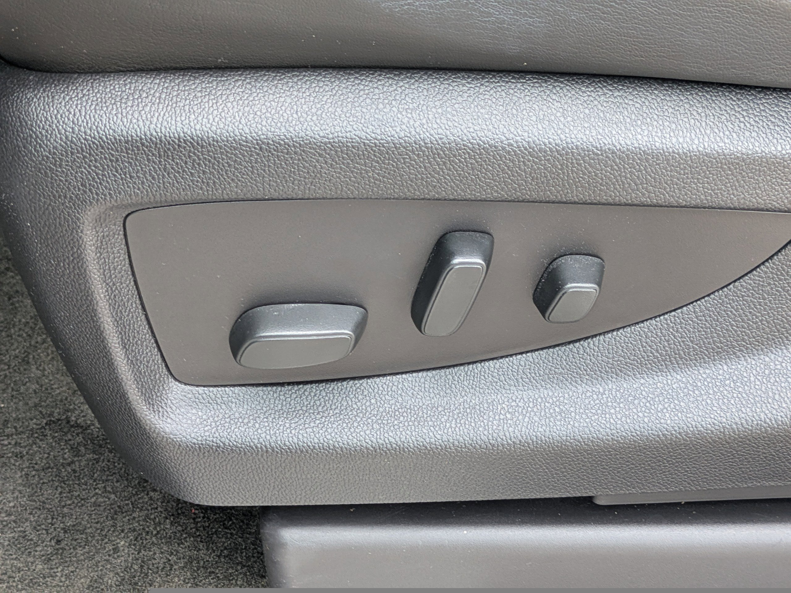 Used 2018 White Frost Tricoat GMC Denali image 22