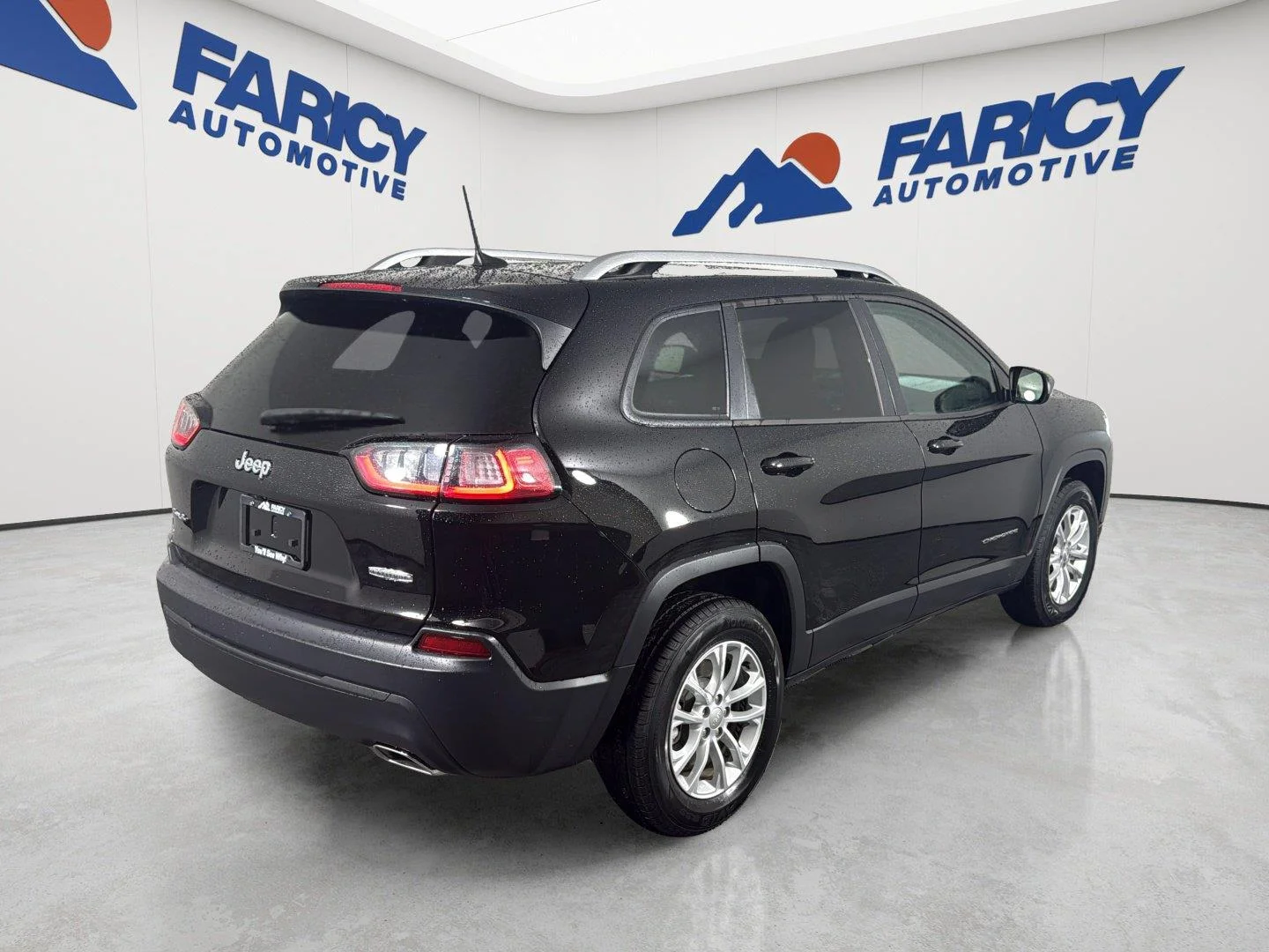 Used 2020 Diamond Black Crystal Pearlcoat Jeep Latitude image 19
