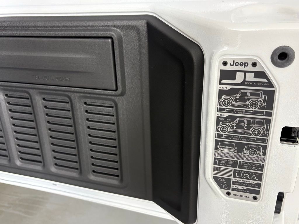 New 2026 Bright White Clear-Coat Exterior Paint Jeep Rubicon image 39