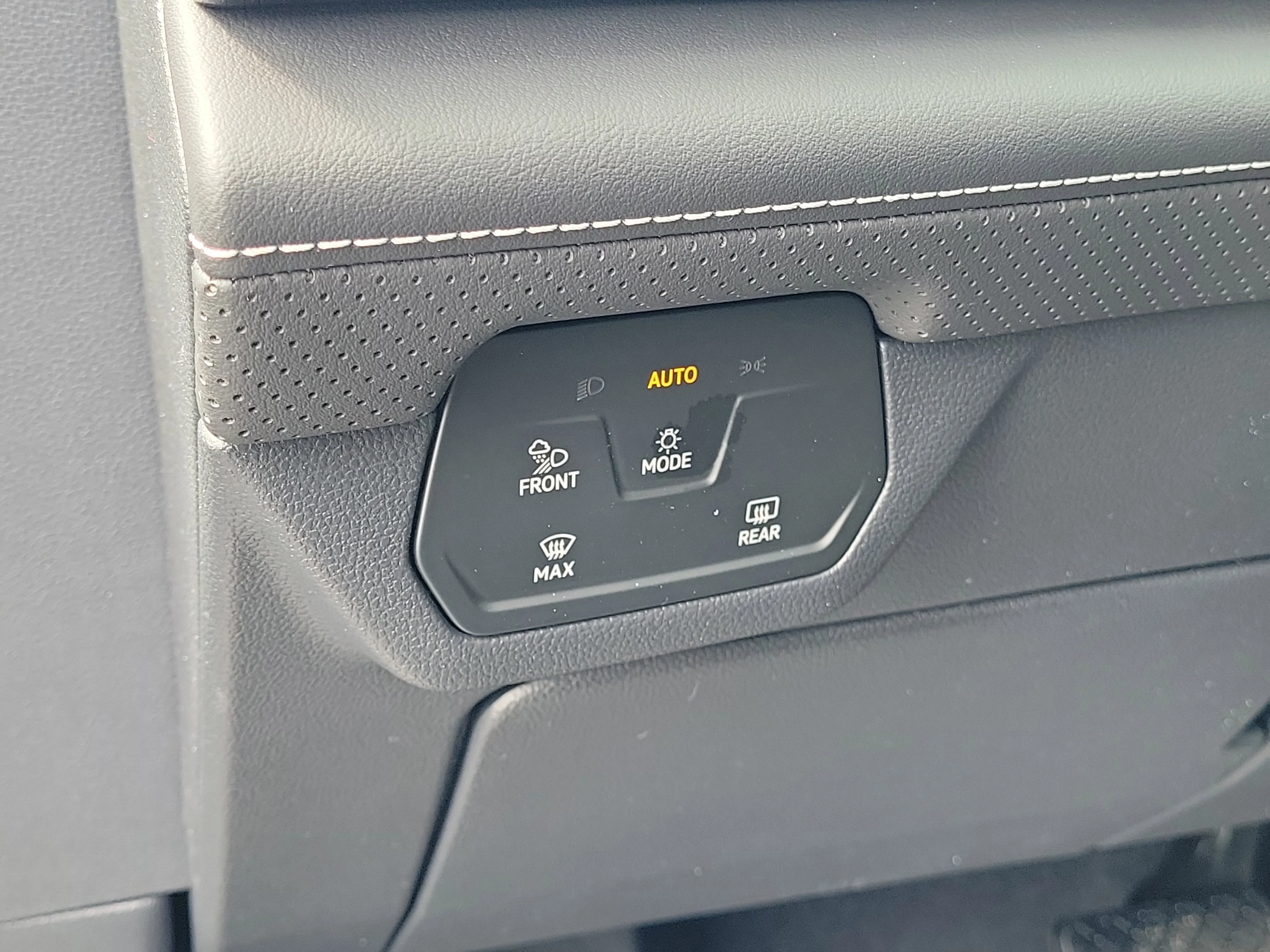 New 2026 White Volkswagen SE w/Technology image 18