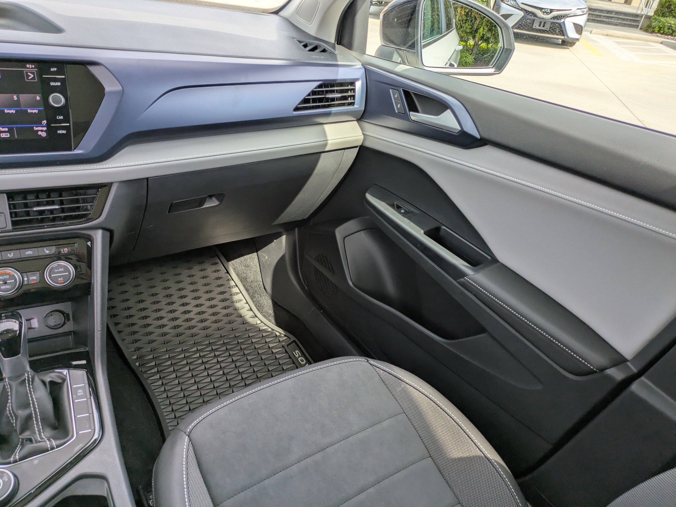 Used 2024  Volkswagen SE image 15