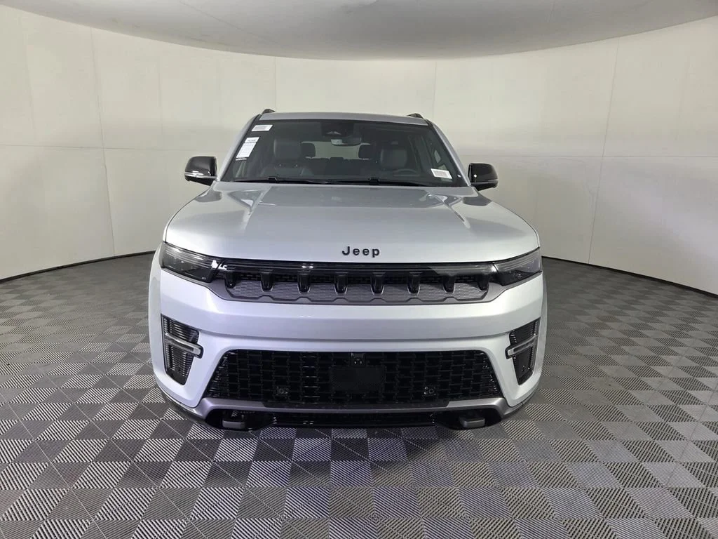 New 2026 Silver-Zynith Exterior Paint Jeep Limited Reserve image 3
